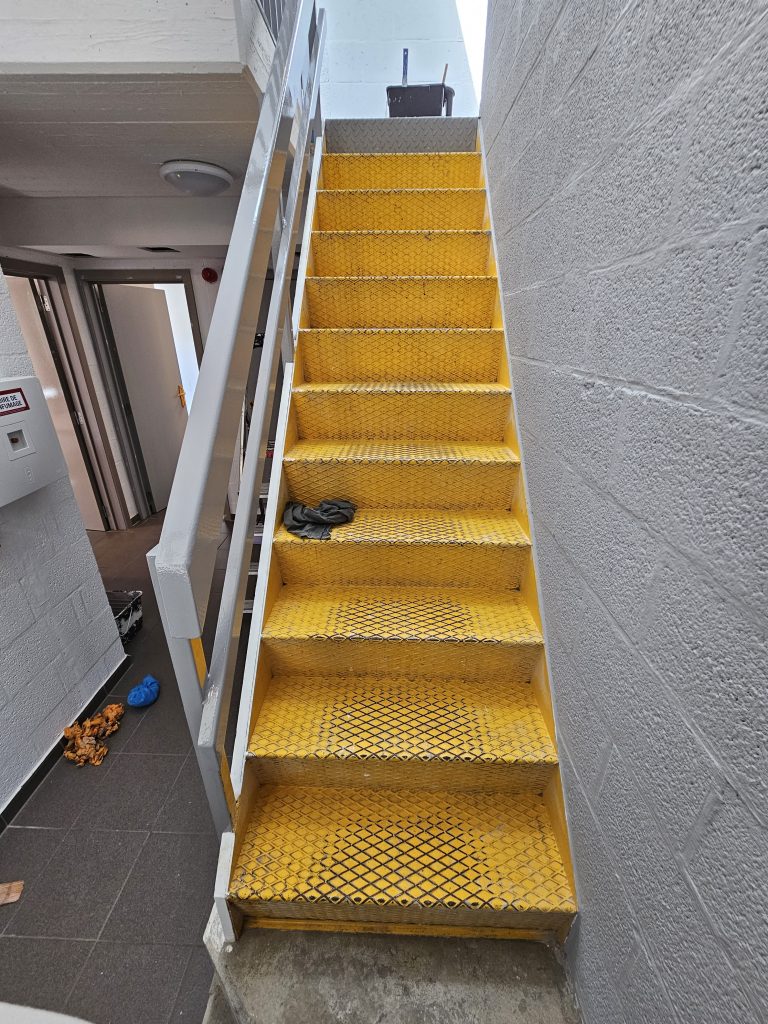 PEINTURE ESCALIER METAL